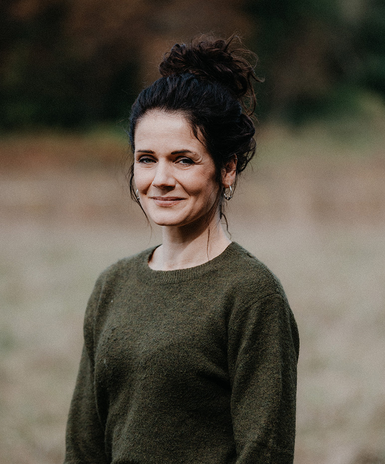 portrait de Sabrina Vandeplas, gérante de la société Odyssaelis dans un champs
