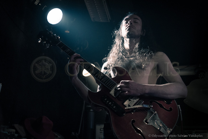 guitariste du groupe Djinn avec lumière transversale