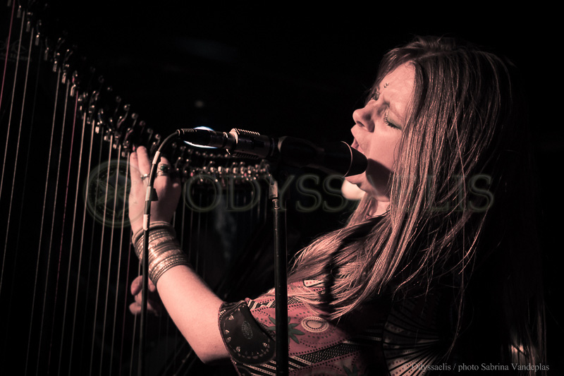 chanteuse et harpiste du groupe Djinn en train de jouer et chanter
