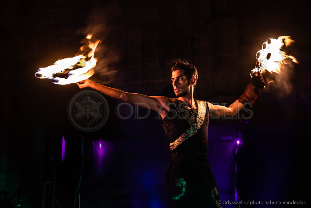 membre de la troupe Opale de Lune maniant des torches en feu