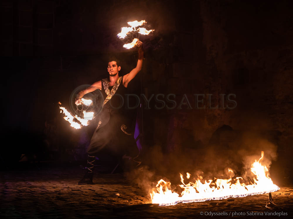 membre de la troupe Opale de Lune maniant des torches en feu