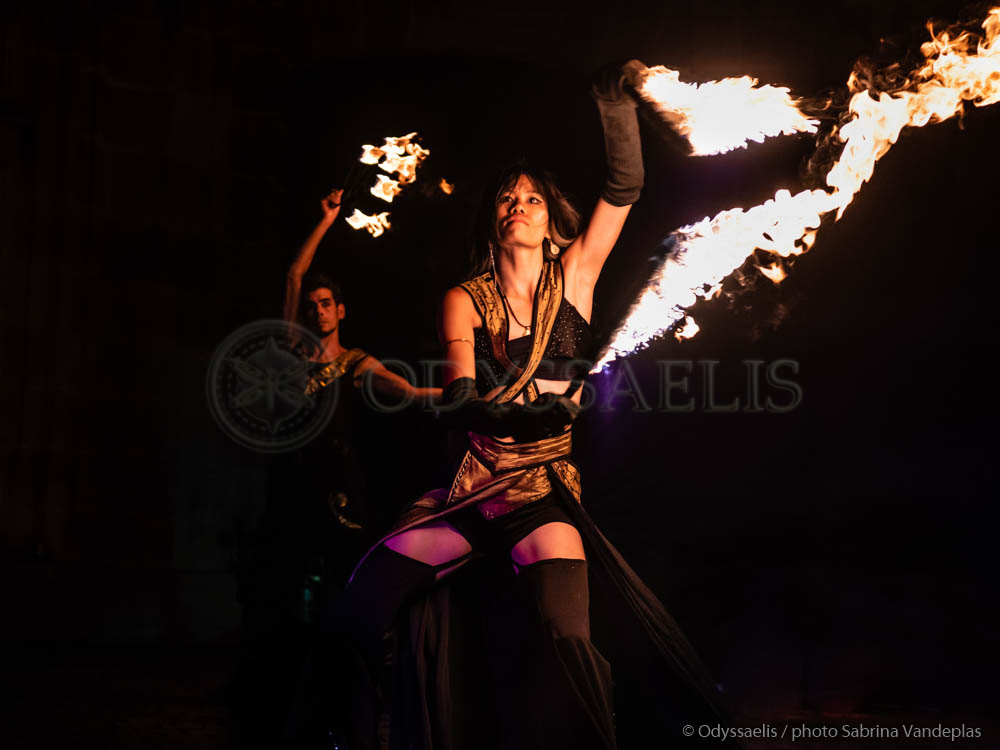 membre de la troupe Opale de Lune maniant des torches en feu
