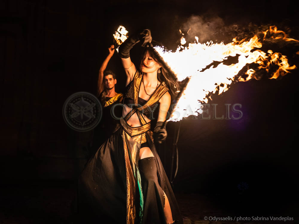 membre de la troupe Opale de Lune maniant des torches en feu