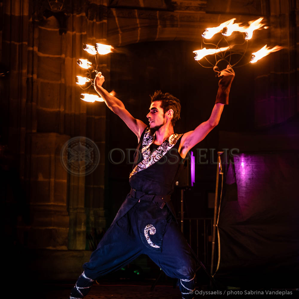 membre de la troupe Opale de Lune maniant des torches en feu
