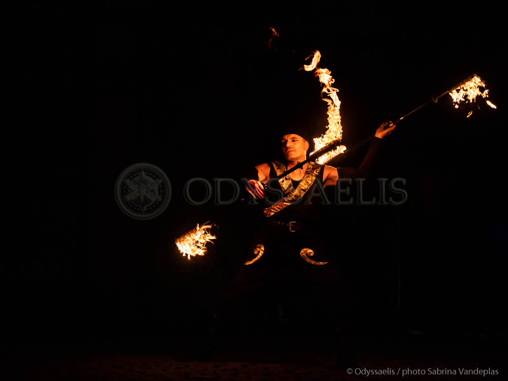 membre de la troupe Opale de Lune maniant des torches en feu