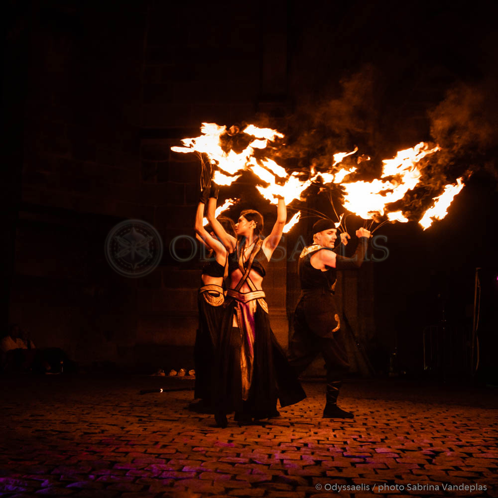 membre de la troupe Opale de Lune maniant des torches en feu