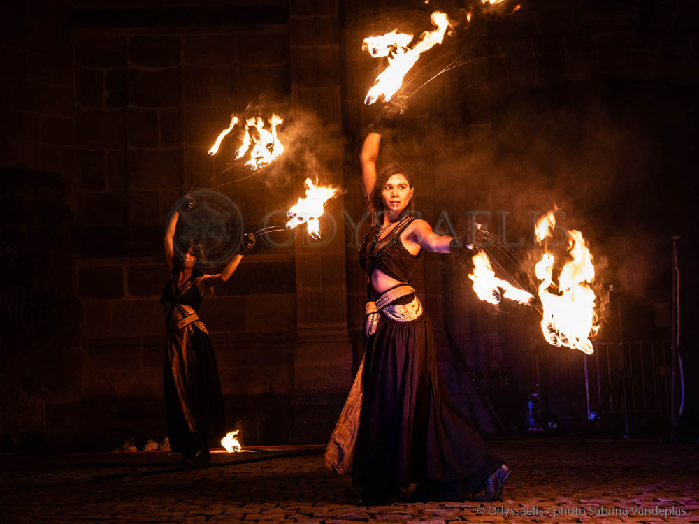 membre de la troupe Opale de Lune maniant des torches en feu