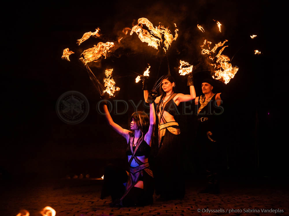 membre de la troupe Opale de Lune maniant des torches en feu