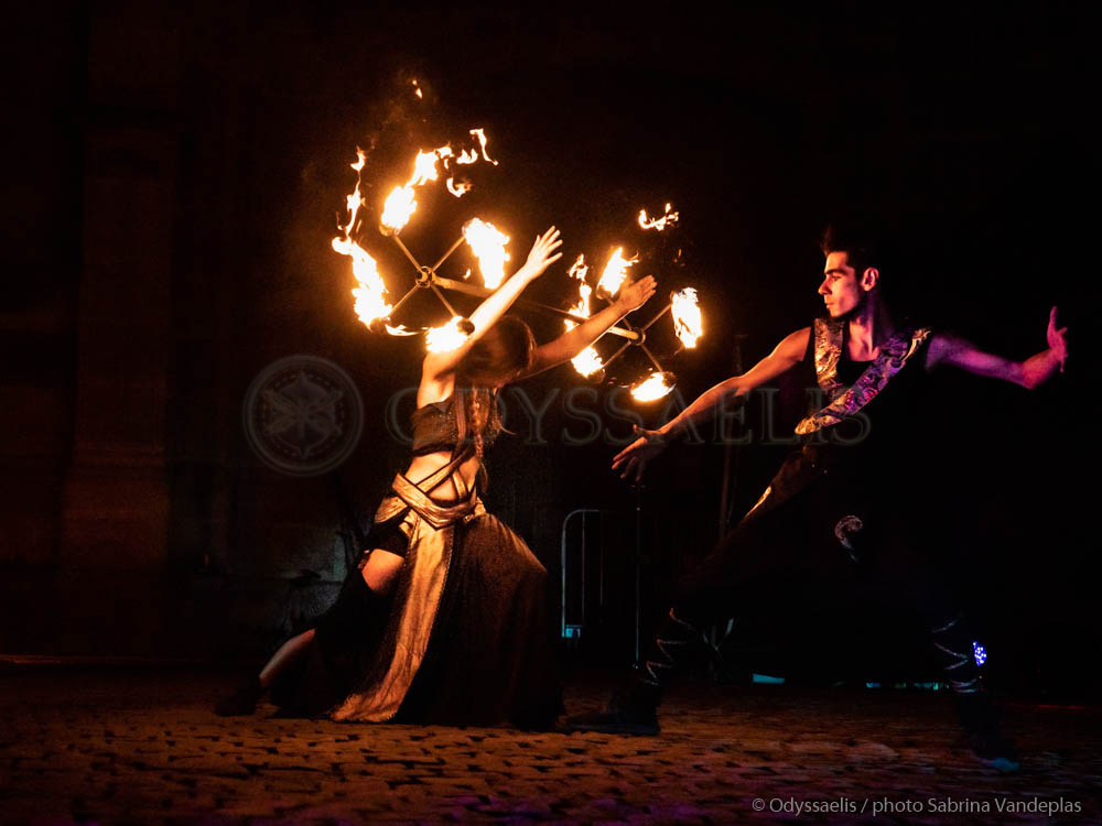 membre de la troupe Opale de Lune maniant des torches en feu