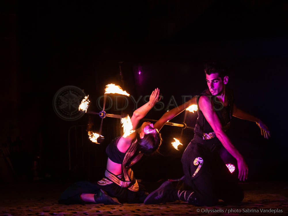 membre de la troupe Opale de Lune maniant des torches en feu