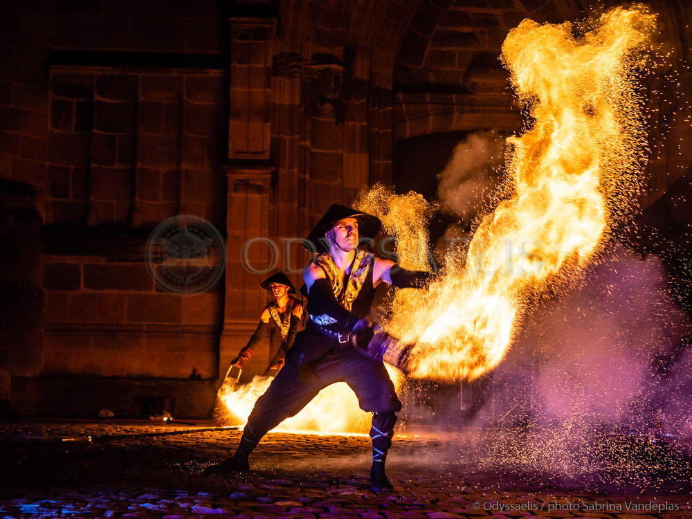 membre de la troupe Opale de Lune maniant des torches en feu