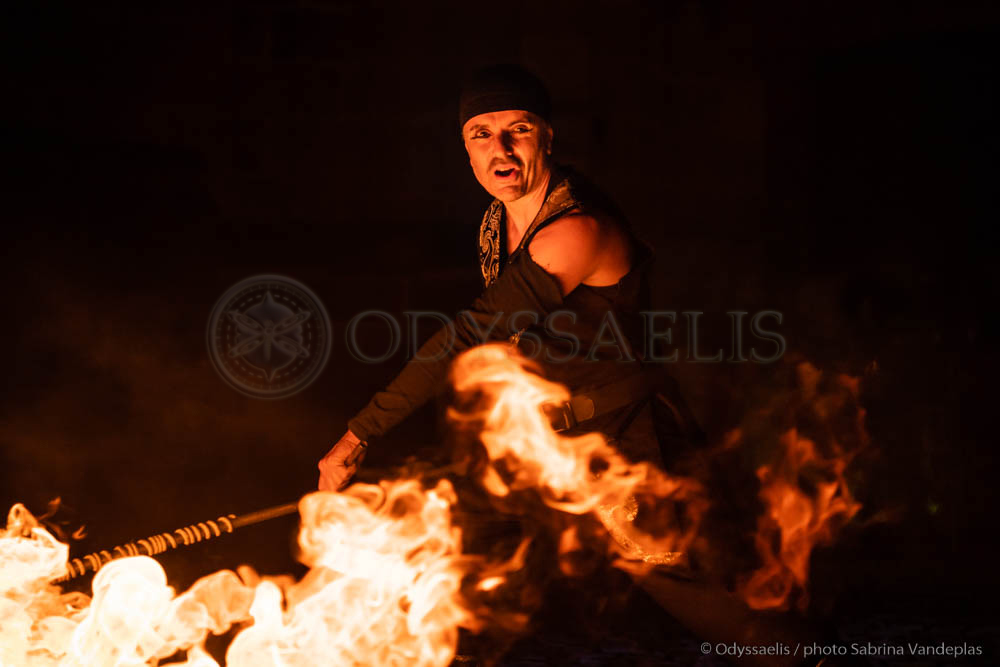 membre de la troupe Opale de Lune maniant des torches en feu