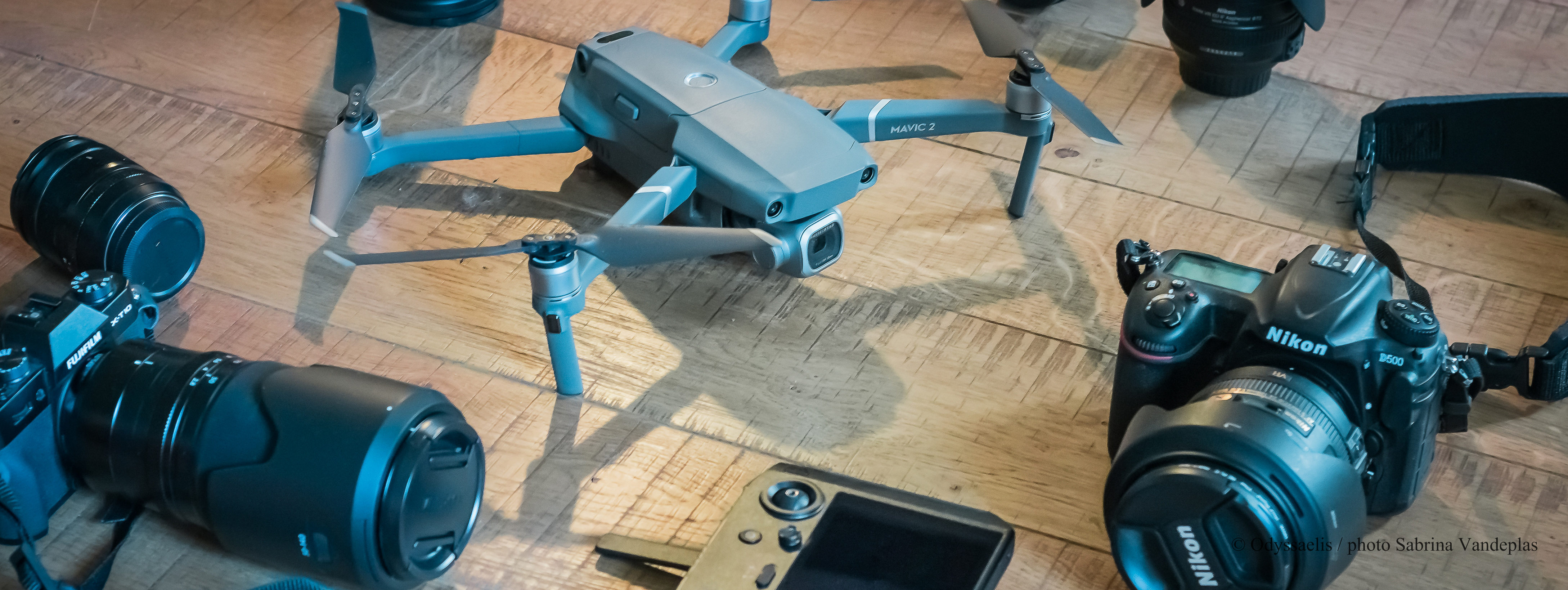 Reflex photo, objectifs photo et drone Mavic 2 Pro sur un parquet en bois