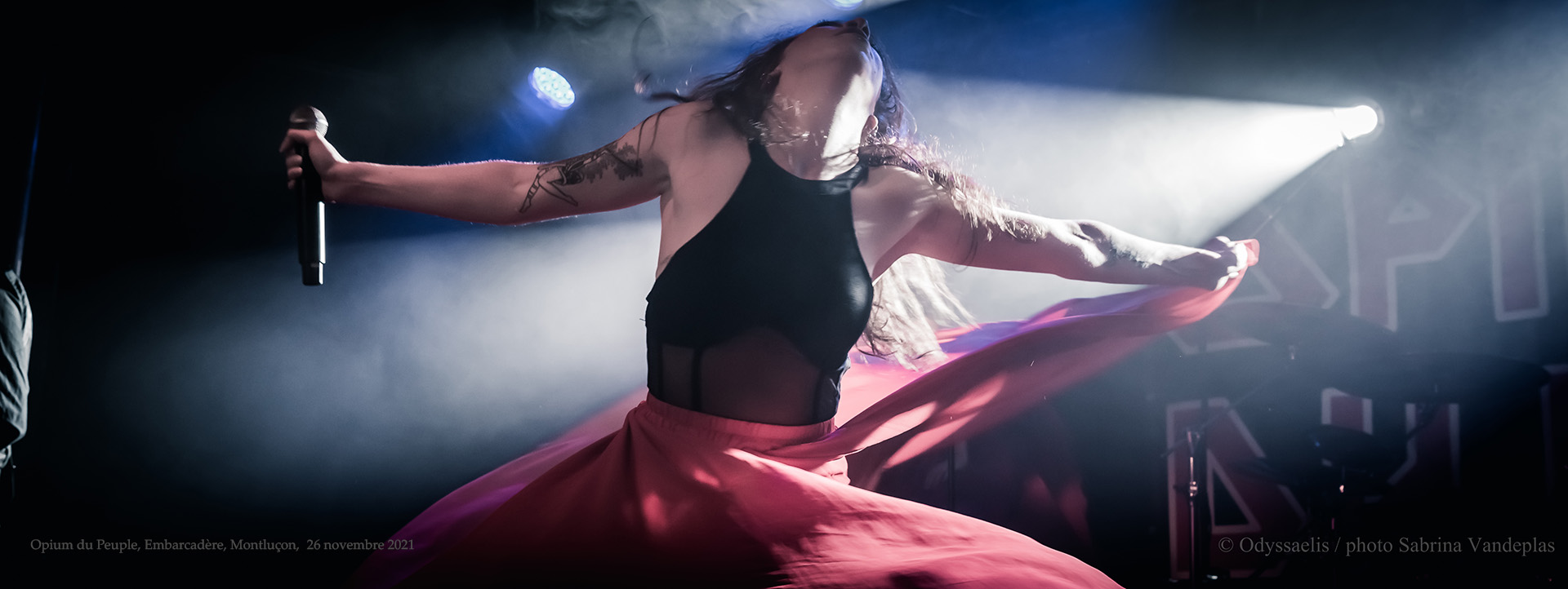  Chanteuse du groupe Opium du Peuple en train de danser lors du concert à l'Embarcadère de Montluçon le 26 novembre 2021
