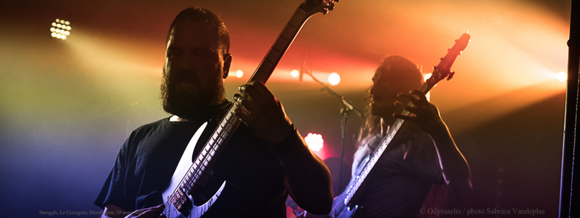 Guitariste et bassiste du groupe Darcy en concert à l'Embarcadère de Montluçon le 26 novembre 2021